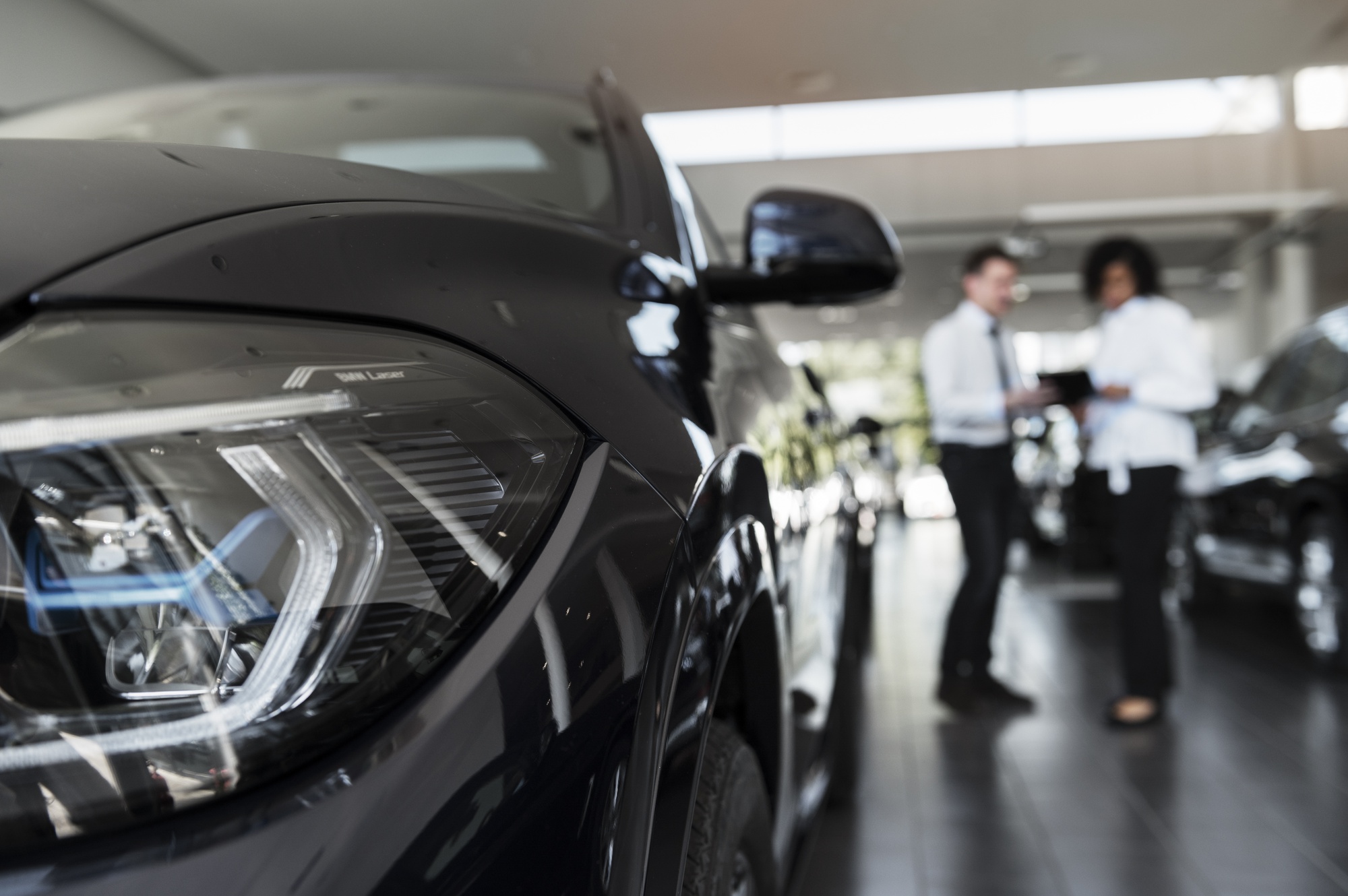 mujer-disfrutando-de-su-independencia-financiera-mientras-compra-un-coche mujer-disfrutando-de-su-independencia-financiera-mientras-compra-un-coche