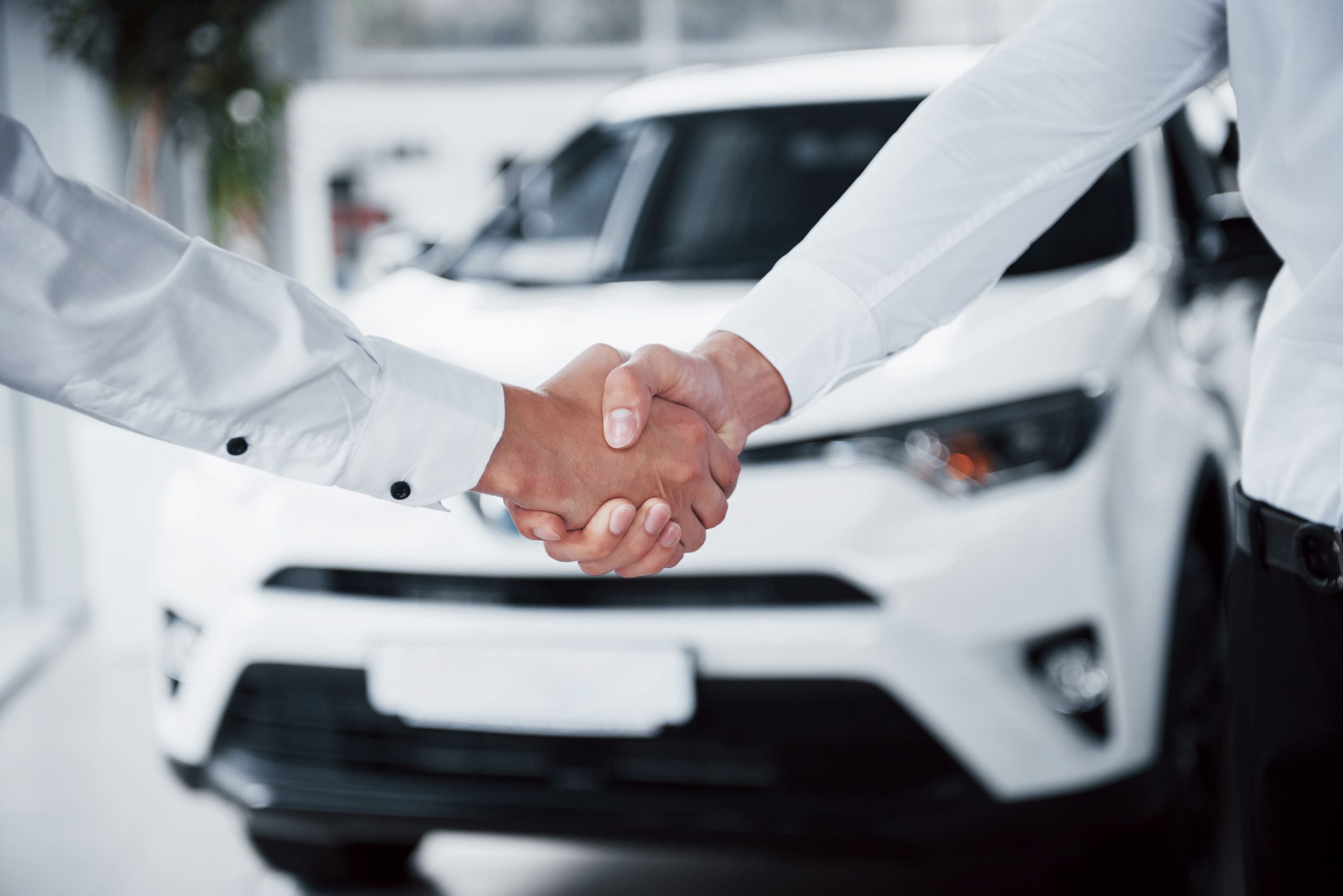 cierre-de-gerente-de-ventas-en-traje-negro-vendiendo-el-auto-al-cliente (1) cierre-de-gerente-de-ventas-en-traje-negro-vendiendo-el-auto-al-cliente (1)
