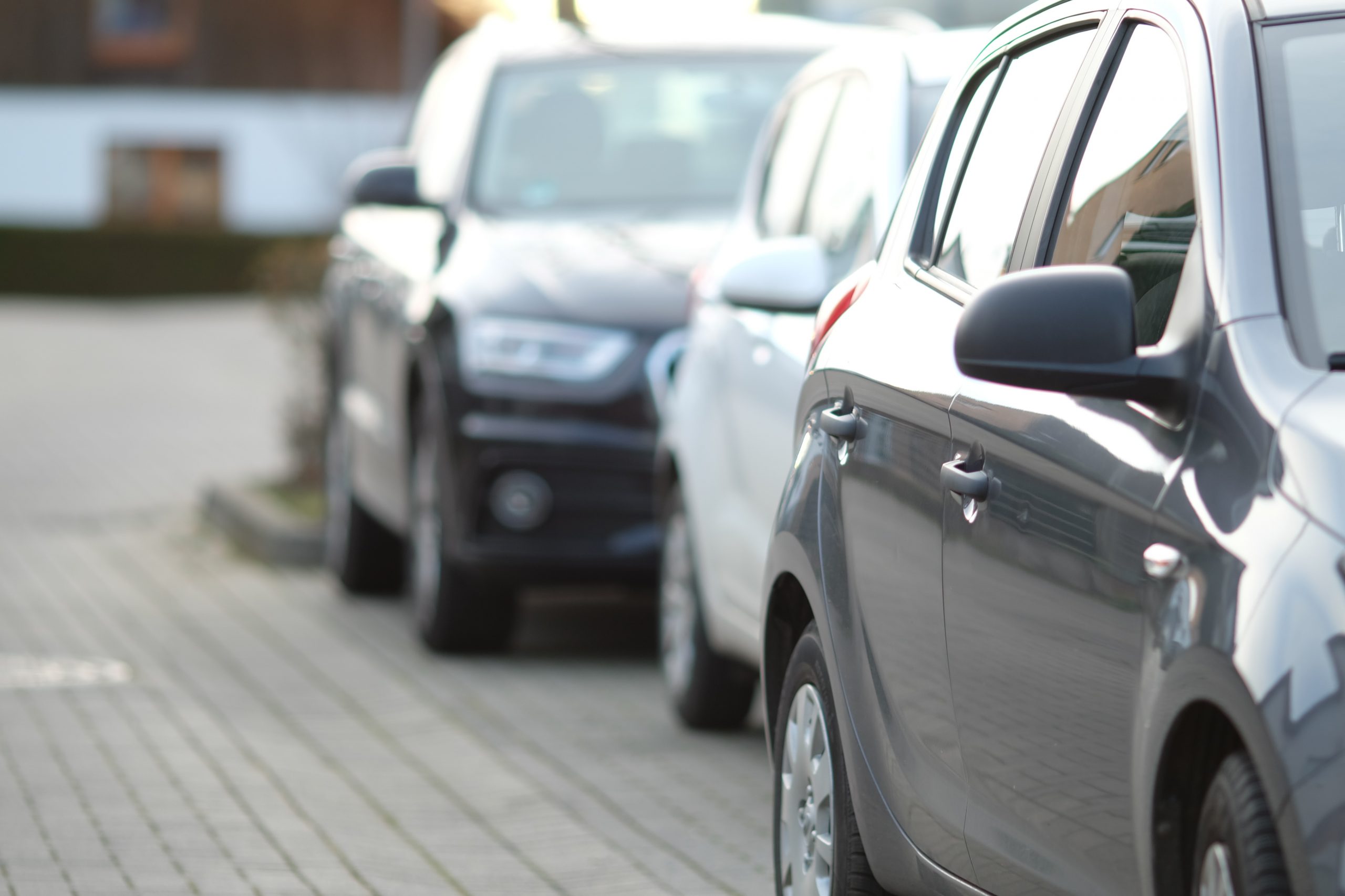 primer-plano-de-un-coche-negro-en-el-estacionamiento-con-un-fondo-borroso (1) primer-plano-de-un-coche-negro-en-el-estacionamiento-con-un-fondo-borroso (1)